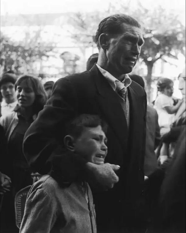 حقیقت عکس جدایی خانواده مهاجر اسپانیایی 1957 چیست و چرا هنوز دنیا را تکان می دهد؟