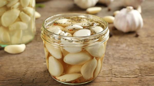 طرز تهیه سیر ترشی با سرکه سیب؛ ترشی ملایم برای کنار غذا