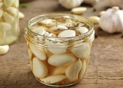 طرز تهیه سیر ترشی با سرکه سیب؛ ترشی ملایم برای کنار غذا طرز تهیه سیر ترشی با سرکه سیب؛ ترشی ملایم برای کنار غذا